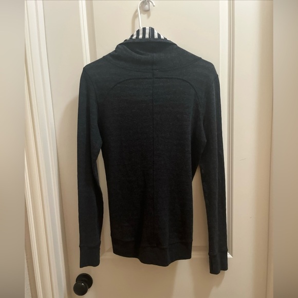 Lululemon "In A Cinch" Reversible Lightweight Cowl Neck Pullover Size 6 Gray - Picture 5 of 9